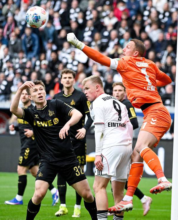 Marvin Schwäbe faustet den Ball raus, Kristoffer Lund schaut ihm zu.
