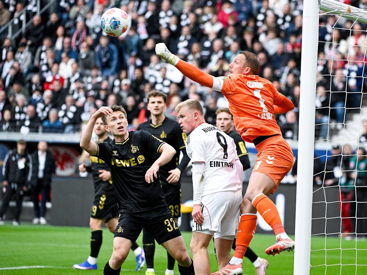 Marvin Schwäbe faustet den Ball raus, Kristoffer Lund schaut ihm zu.