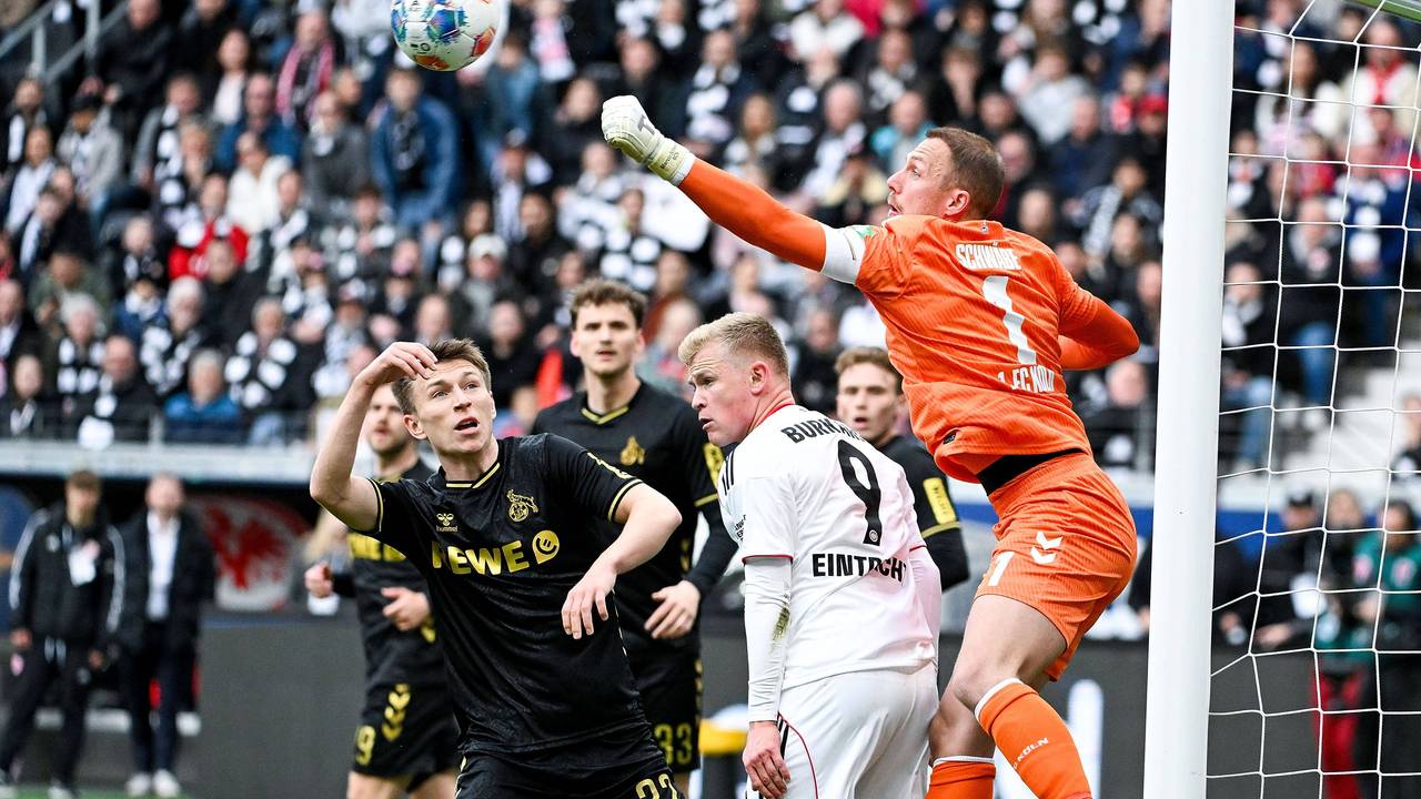 Marvin Schwäbe faustet den Ball raus, Kristoffer Lund schaut ihm zu.