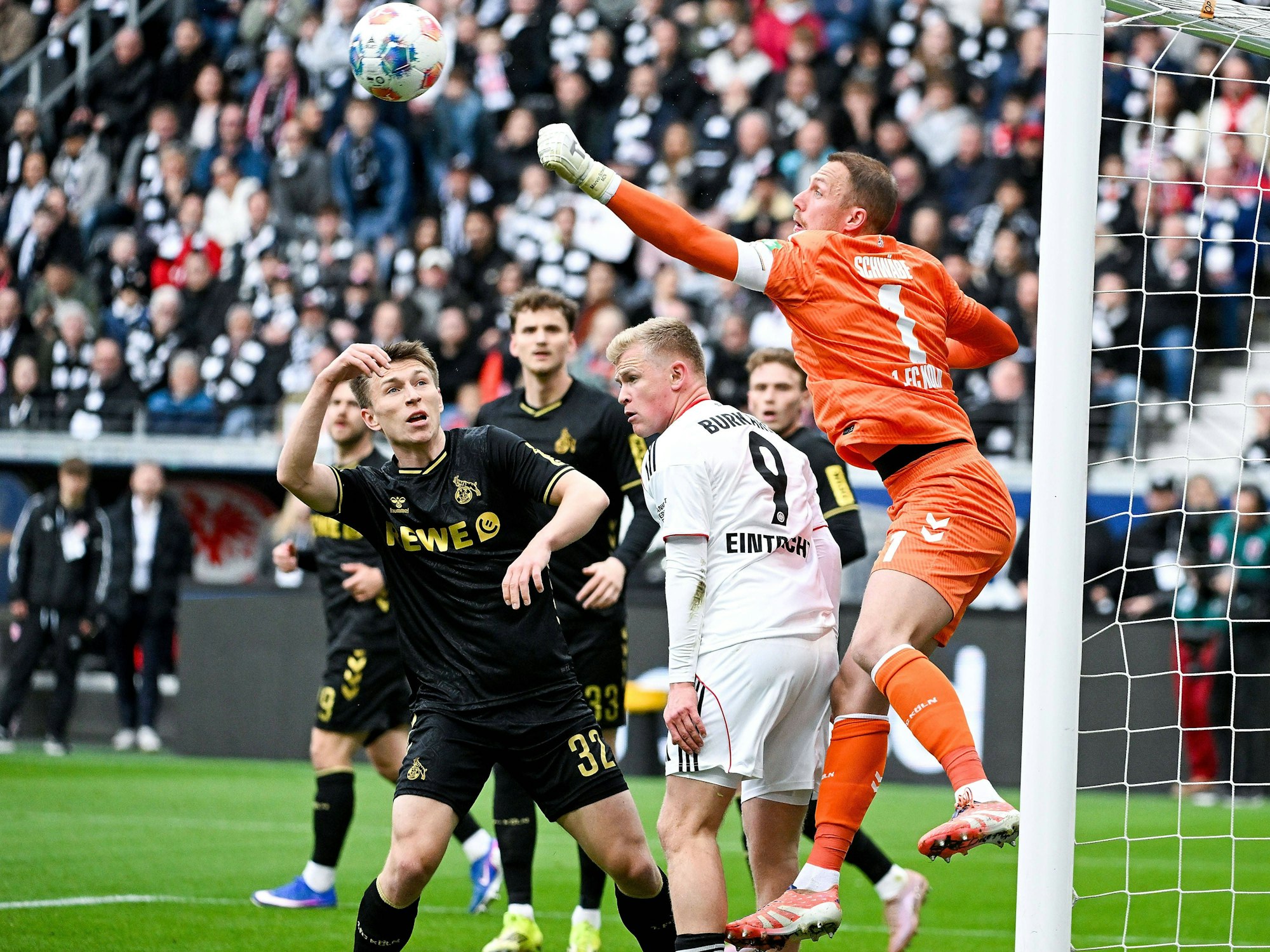 Marvin Schwäbe faustet den Ball raus, Kristoffer Lund schaut ihm zu.