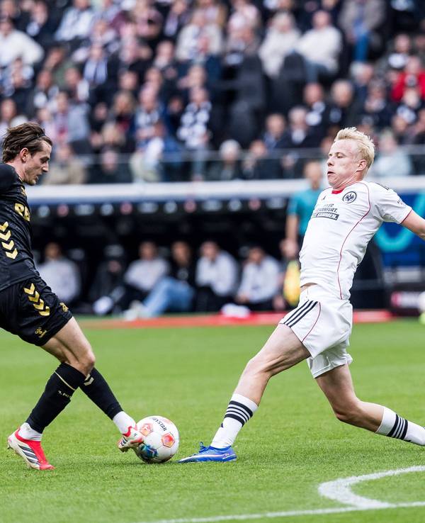 Jakub Kaminski im Duell mit Oscar Hojlund.