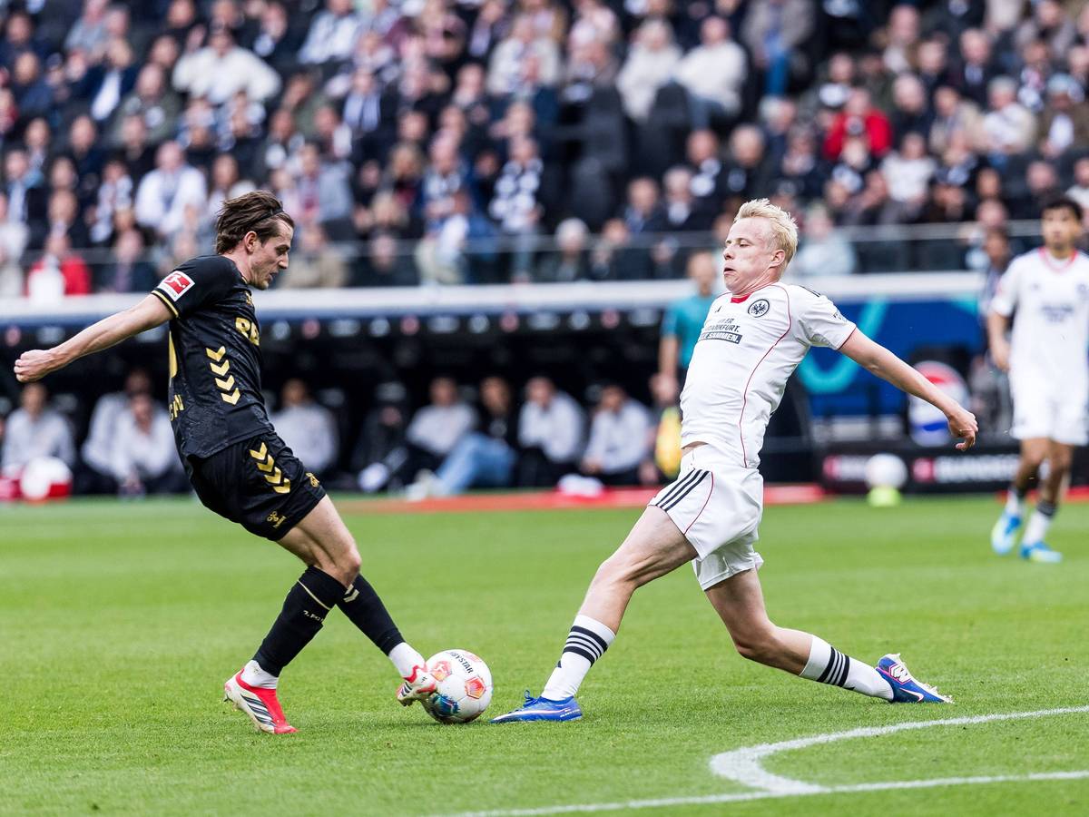 Jakub Kaminski im Duell mit Oscar Hojlund.