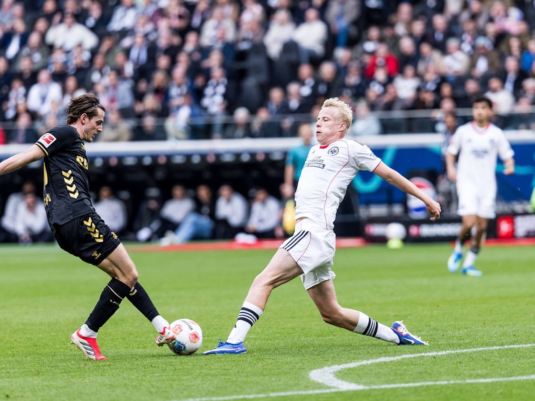 Jakub Kaminski im Duell mit Oscar Hojlund.