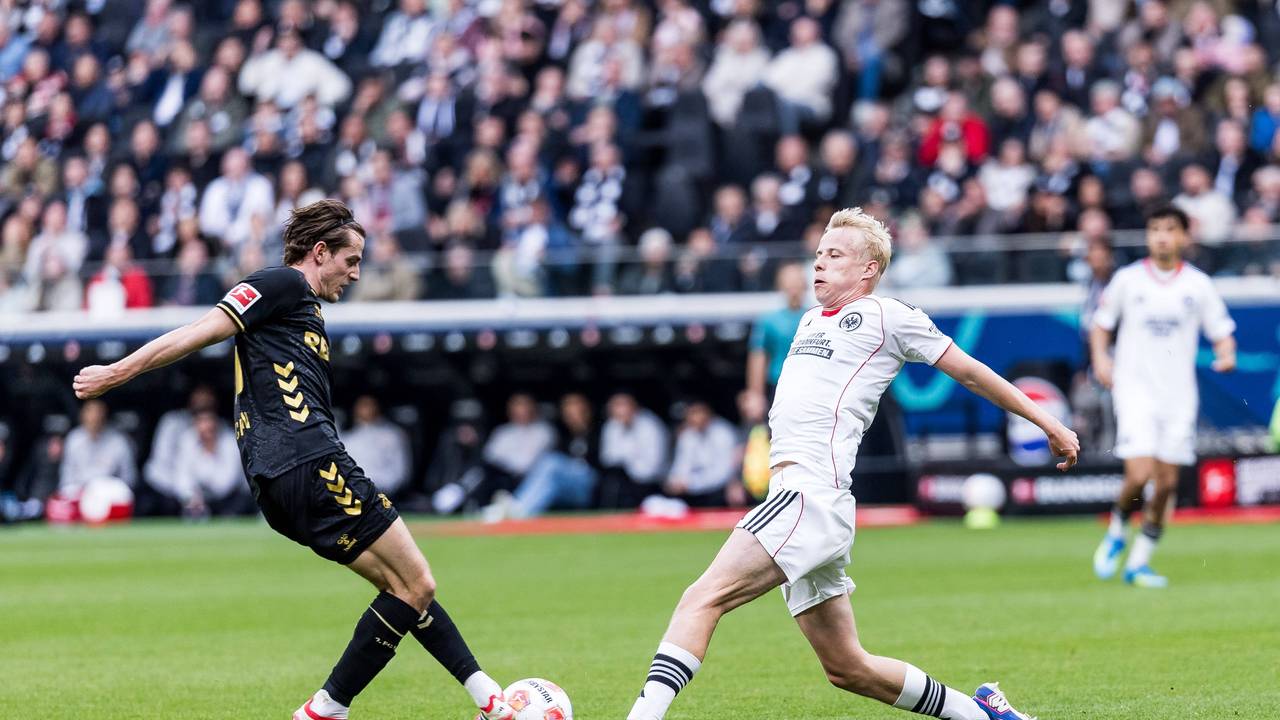 Jakub Kaminski im Duell mit Oscar Hojlund.