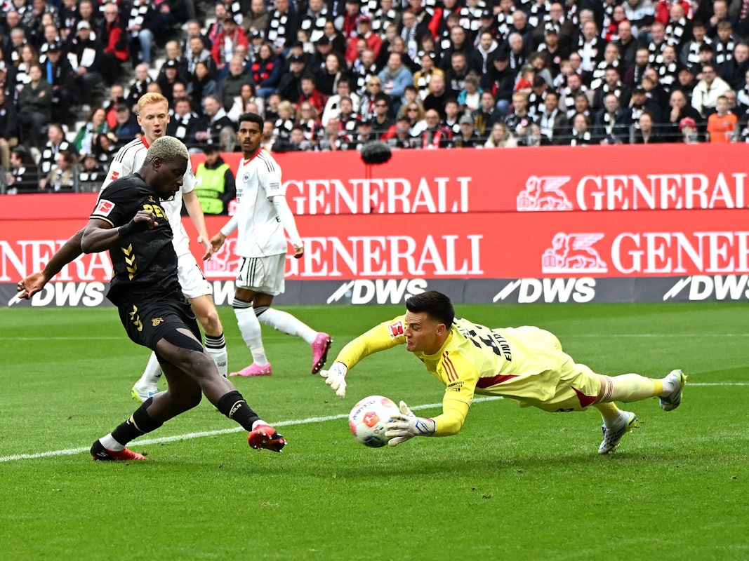 Torchance beim Spiel des 1. FC Köln in Frankfurt.