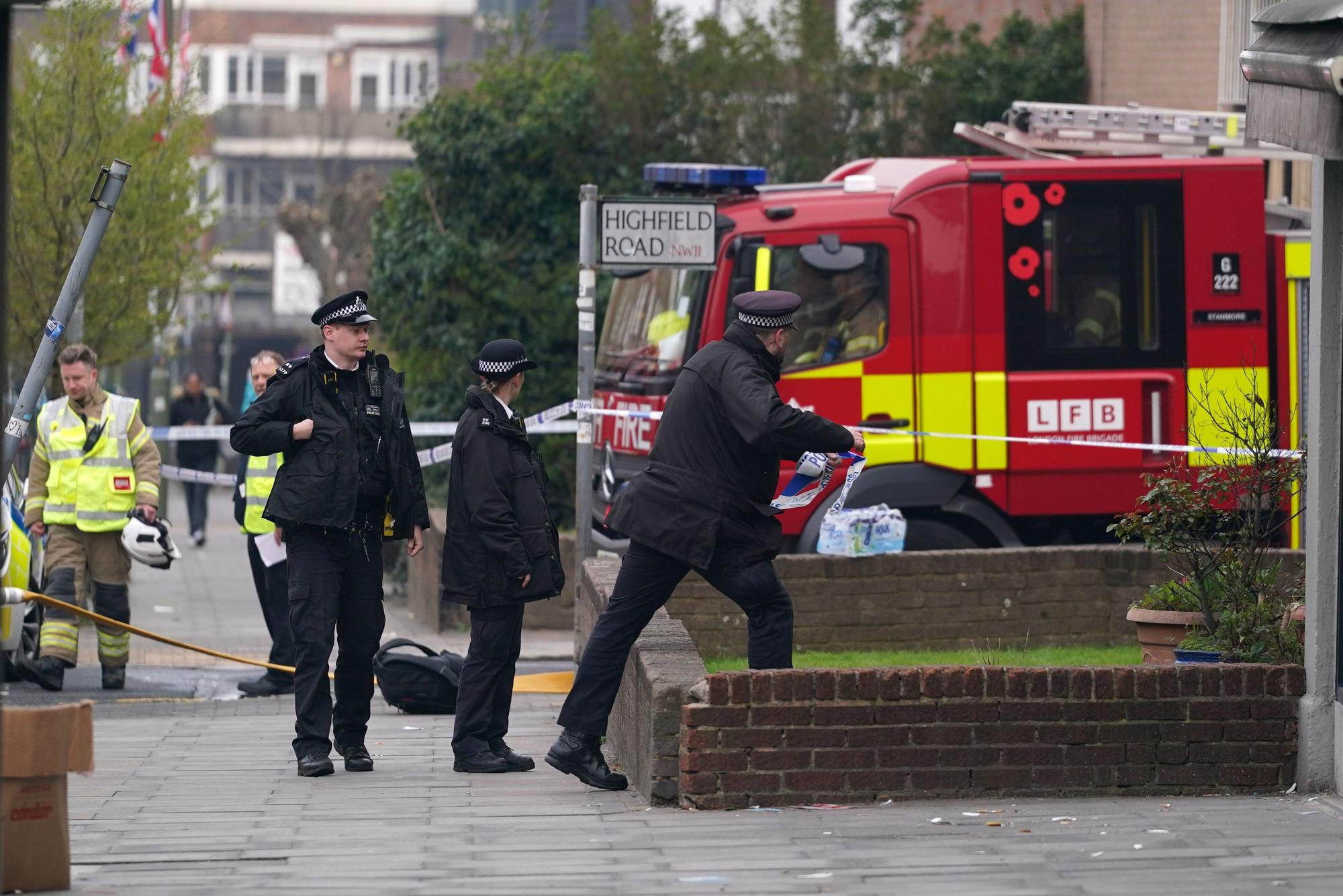 Feuerwehrleute und Polizisten sind nach einem Feuer in London im Einsatz. Vier Krankenwagen des Rettungsdienstes der jüdischen Gemeinde wurden in Brand gesetzt. Der Vorfall werde als antisemitisches Hassverbrechen behandelt, wie die Polizei mitteilte.