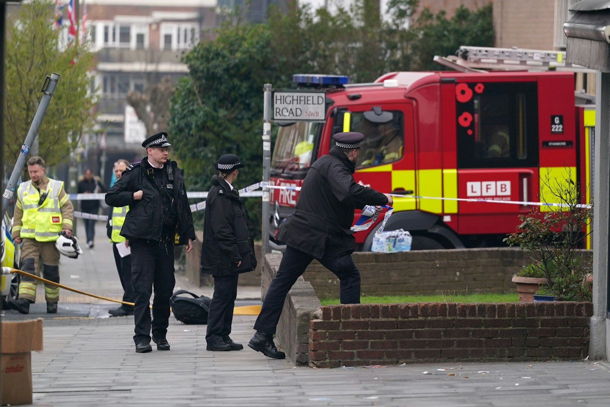 Feuerwehrleute und Polizisten sind nach einem Feuer in London im Einsatz. Vier Krankenwagen des Rettungsdienstes der jüdischen Gemeinde wurden in Brand gesetzt. Der Vorfall werde als antisemitisches Hassverbrechen behandelt, wie die Polizei mitteilte.