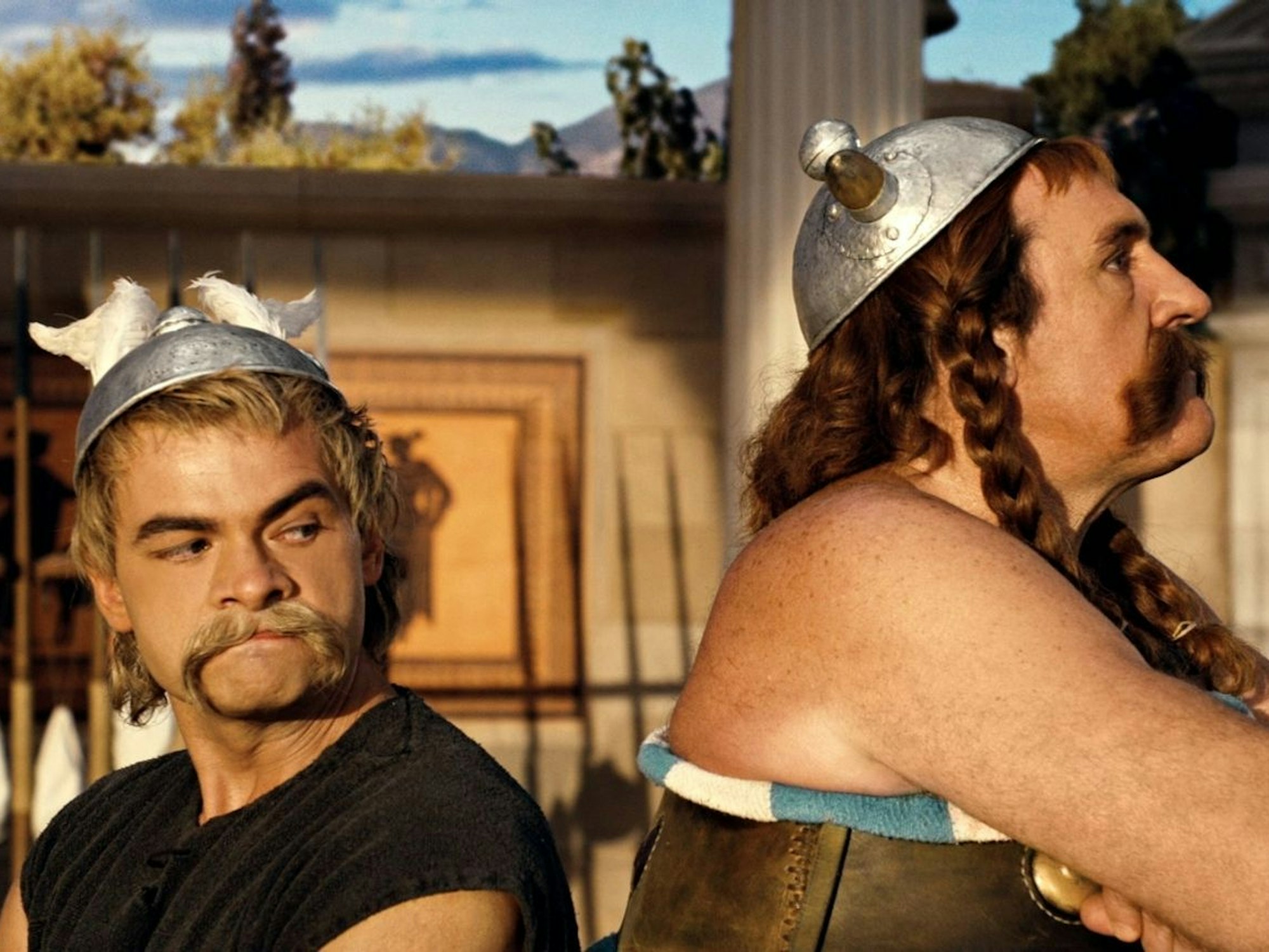 Asterix (Clovis Cornillac, links) und Obelix (Gérard Depardieu) streiten sich mal wieder, aber bis zum Start der Olympischen Spiele müssen sie sich wieder vertragen haben. (Bild: Constantin Film)