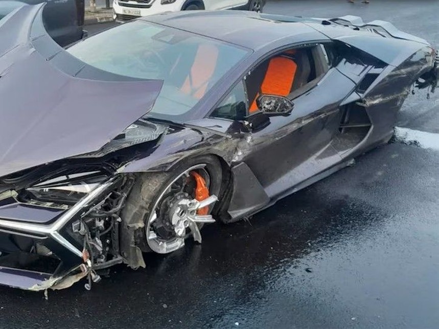 In Indien ist ein Lamborghini Revuelto in einen Mahindra Scorpio gecrasht.