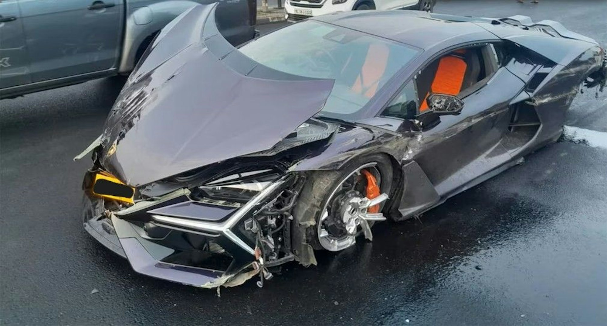 In Indien ist ein Lamborghini Revuelto in einen Mahindra Scorpio gecrasht.