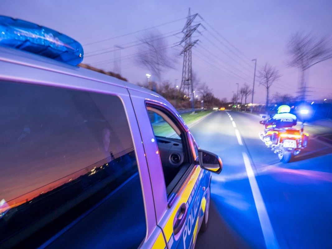 Symbolbild: Schrauben und Nägel auf einer Straße.