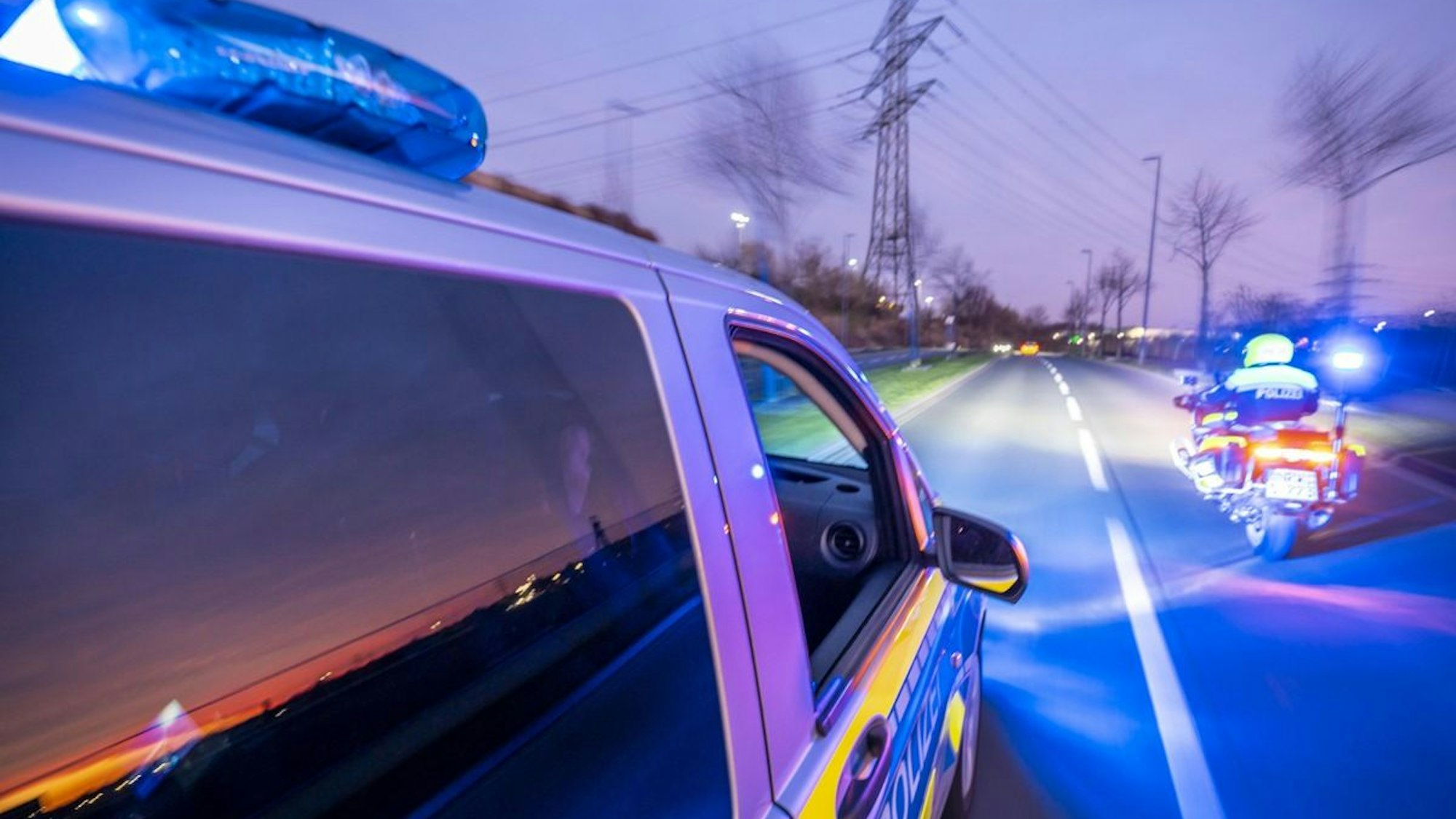 Symbolbild: Schrauben und Nägel auf einer Straße.