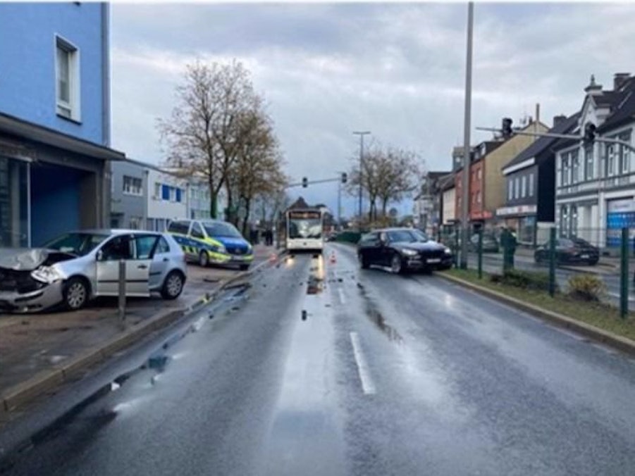Zwei stark beschädigte Autos, ein schwarzer BMW und ein heller VW, nach einem Unfall.