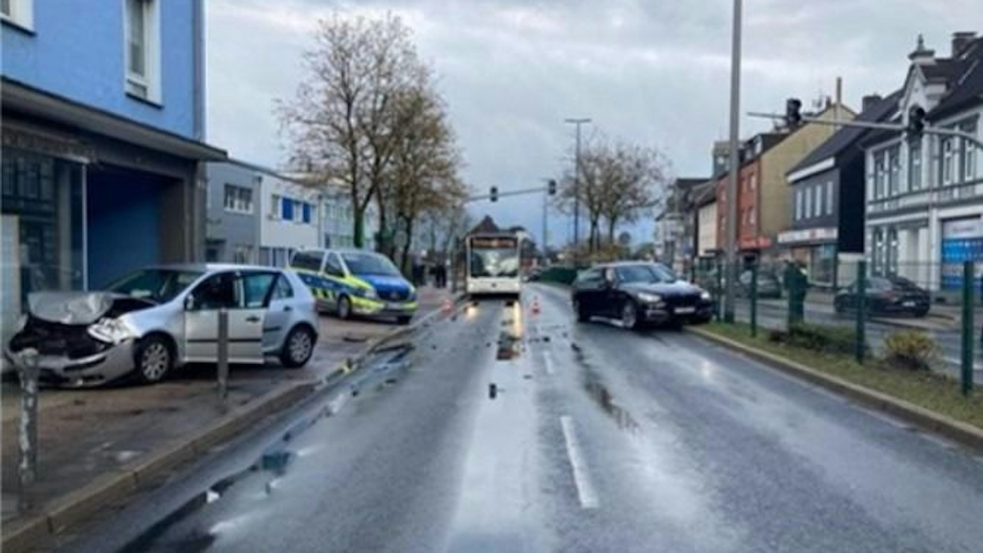 Zwei stark beschädigte Autos, ein schwarzer BMW und ein heller VW, nach einem Unfall.