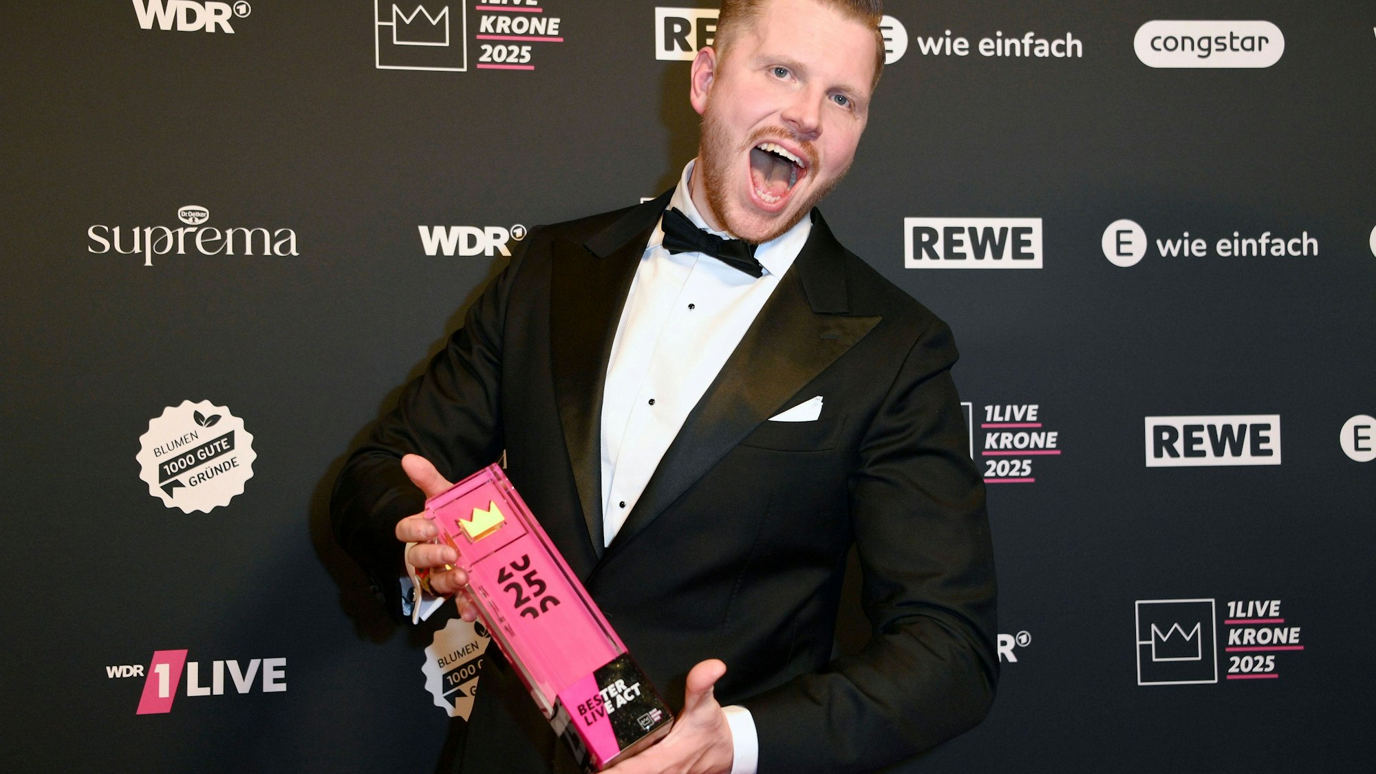 Rapper Finch hält eine Trophäe