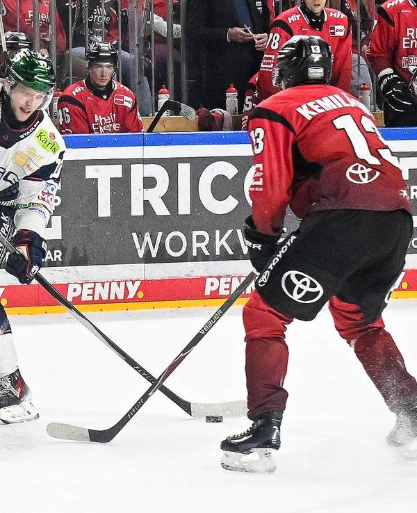 Lean Bergmann im Duell mit Valtteri Kemiläinen.