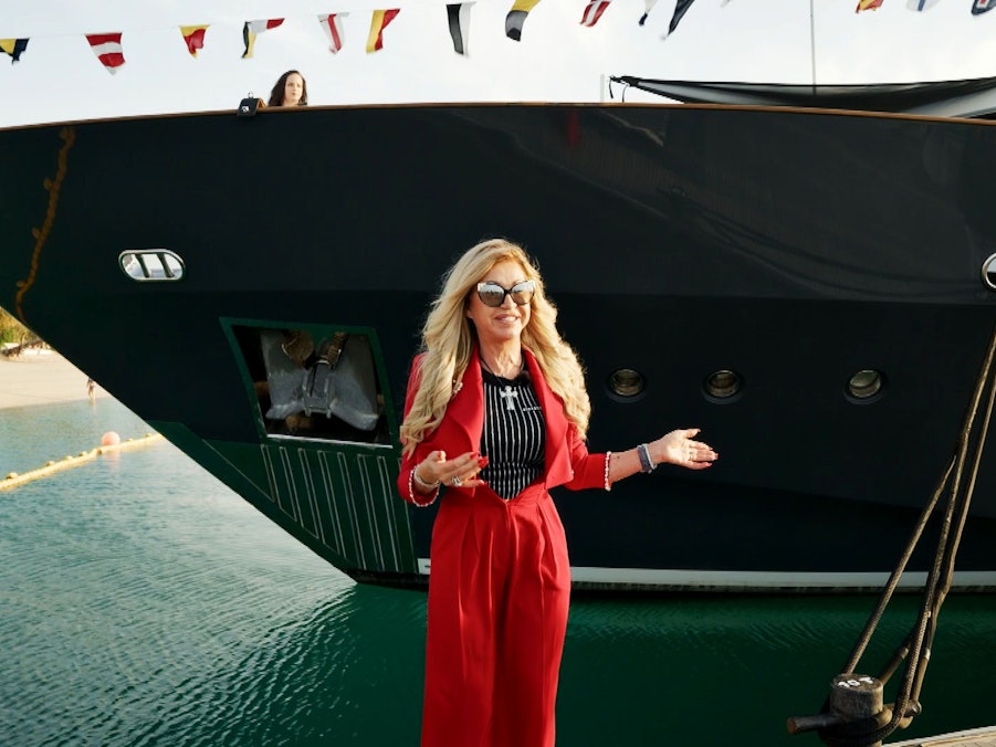 Vor der Taufe der „Indigo Star“ kämpfen Carmen und Davina mit Katerstimmung. Bei Wellengang startet die Jungfernfahrt 2.0. Vor dem „Monaco Hotel“ soll Carmen die Champagnerflasche zerschlagen, während Robert sich über falsche Fahnen ärgert.