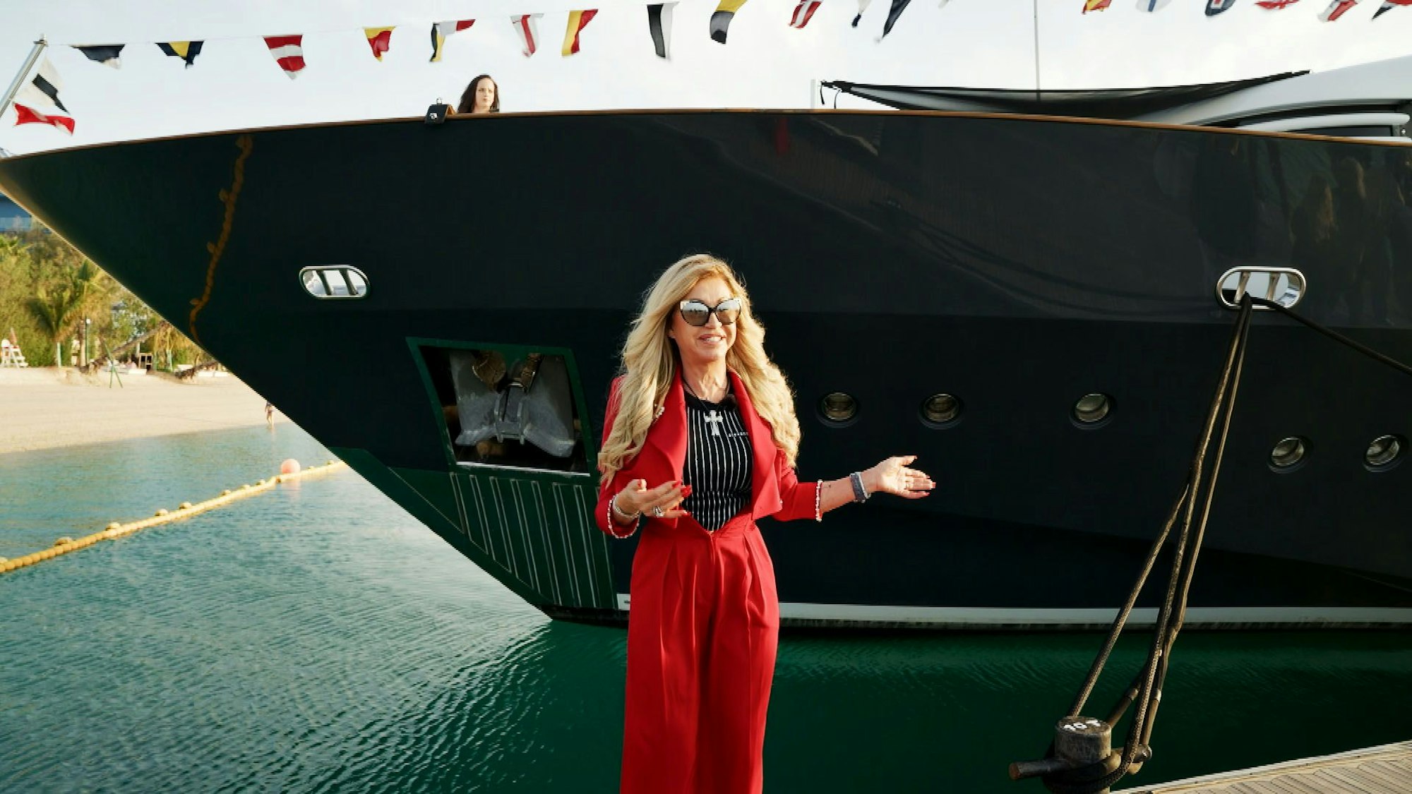 Vor der Taufe der „Indigo Star“ kämpfen Carmen und Davina mit Katerstimmung. Bei Wellengang startet die Jungfernfahrt 2.0. Vor dem „Monaco Hotel“ soll Carmen die Champagnerflasche zerschlagen, während Robert sich über falsche Fahnen ärgert.