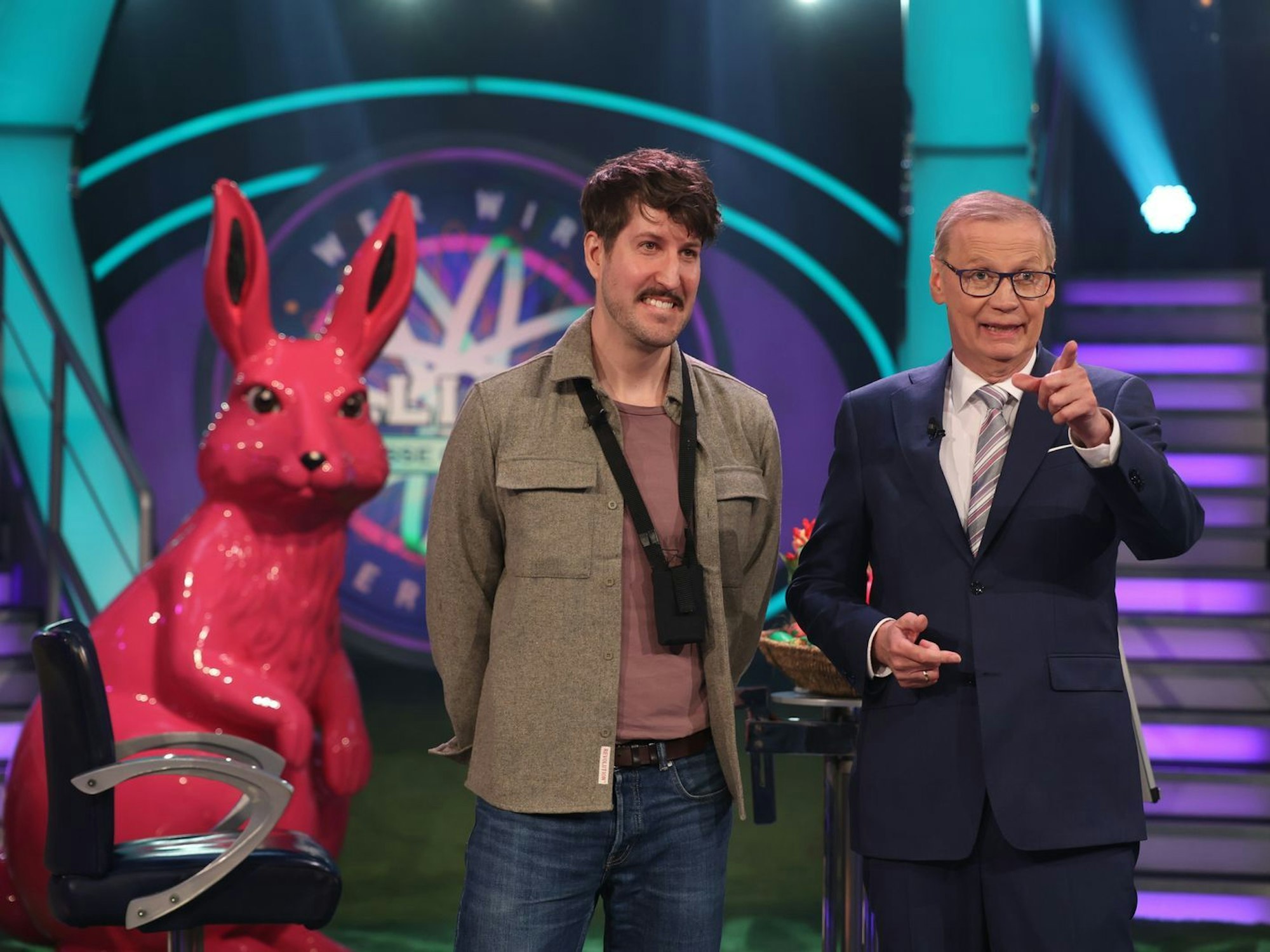 Alexander Brandl wurde von den Schwiegereltern angemeldet. Er solle das Geld erspielen, damit deren Sohn und Brandl endlich umziehen. Das ist netter gemeint als es klingt. Ob es gelingt, stellt sich am Ostermontag heraus. Die Sonntagsfolge endete bereits vor Brandls erster Frage. (Bild: RTL / Ralf Juergens)