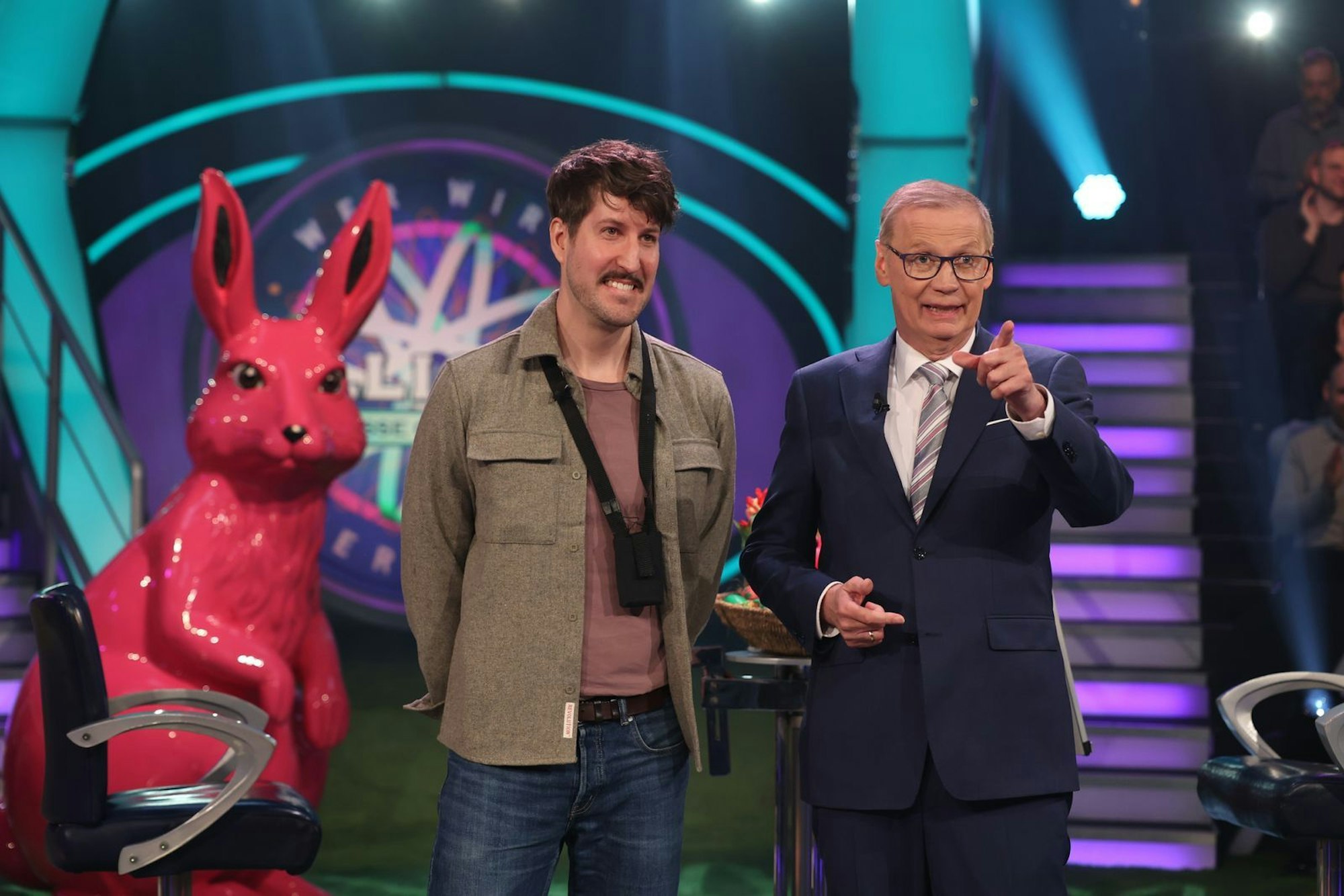 Alexander Brandl wurde von den Schwiegereltern angemeldet. Er solle das Geld erspielen, damit deren Sohn und Brandl endlich umziehen. Das ist netter gemeint als es klingt. Ob es gelingt, stellt sich am Ostermontag heraus. Die Sonntagsfolge endete bereits vor Brandls erster Frage. (Bild: RTL / Ralf Juergens)