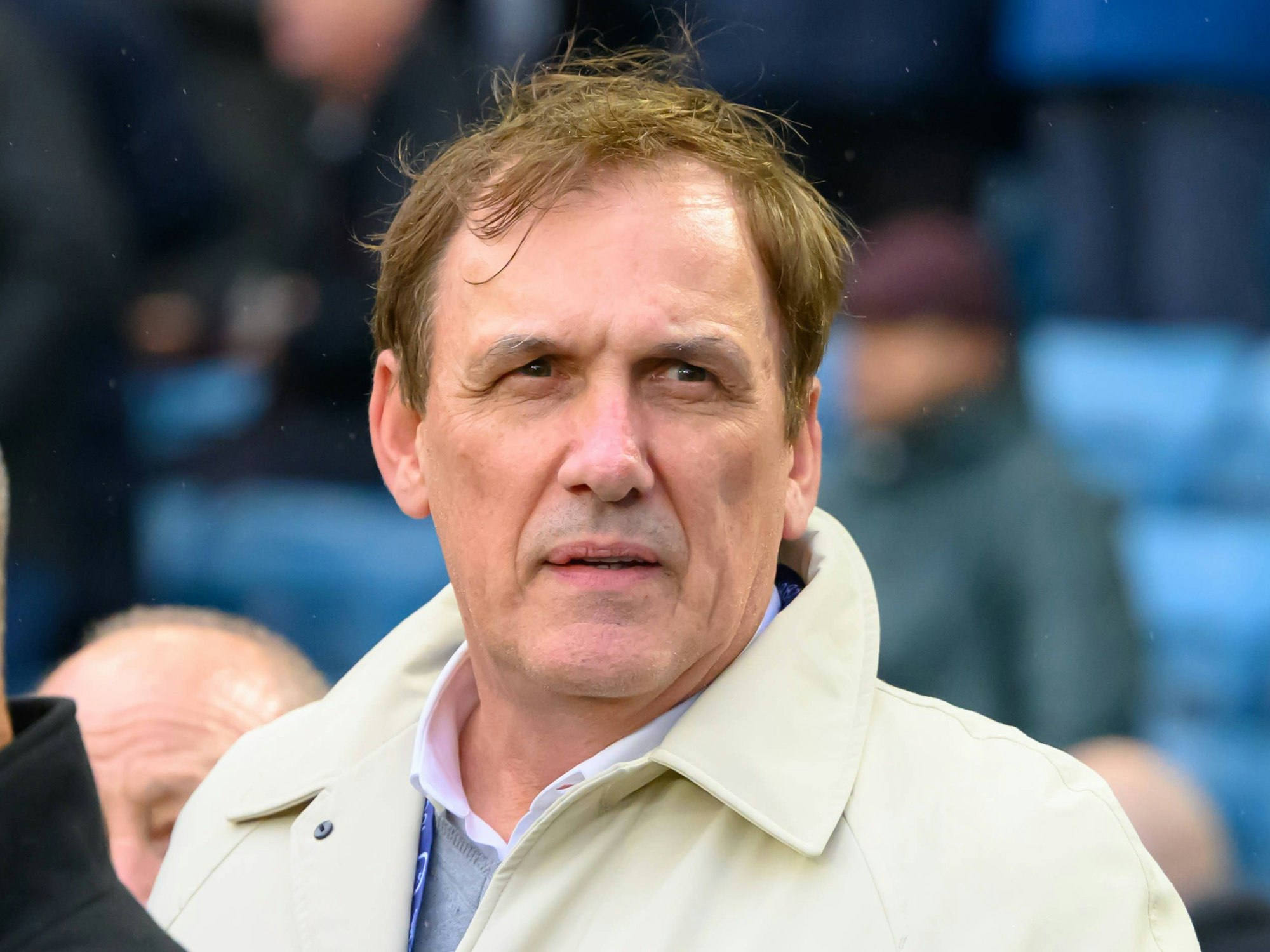 Tony Cascarino steht im Stadion.