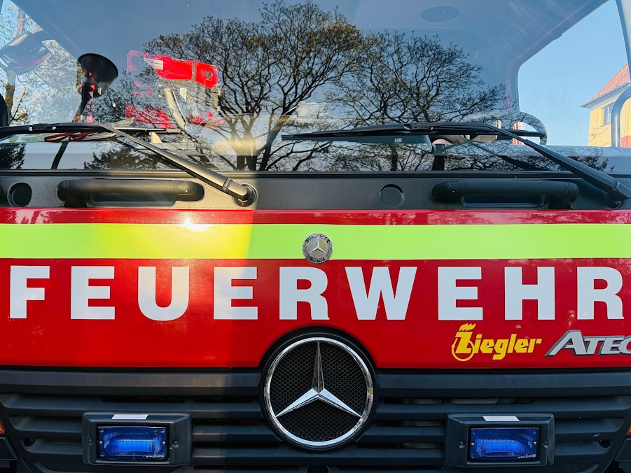 Rotes Feuerwehrfahrzeug mit Aufschrift „FEUERWEHR“