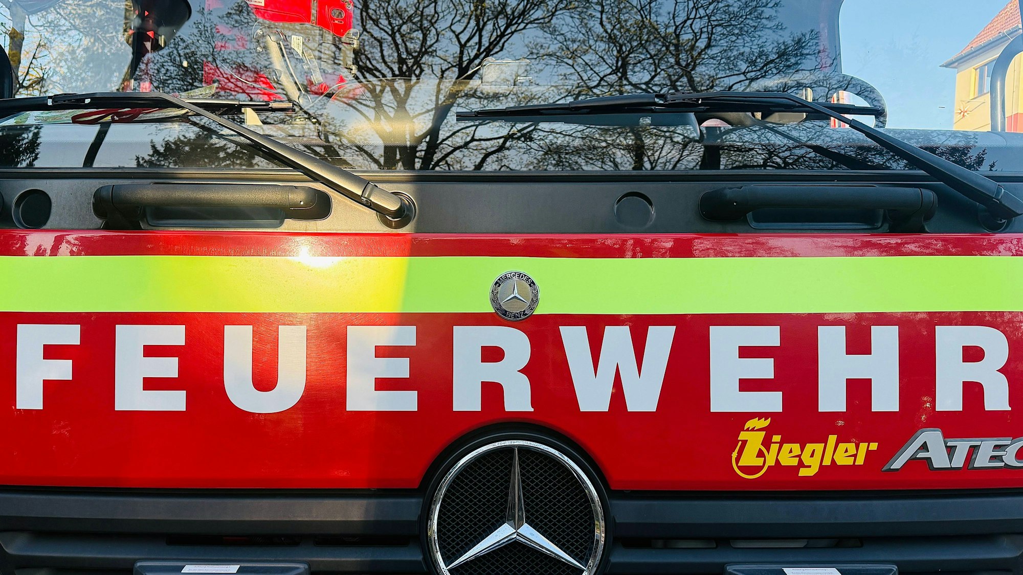 Rotes Feuerwehrfahrzeug mit Aufschrift „FEUERWEHR“