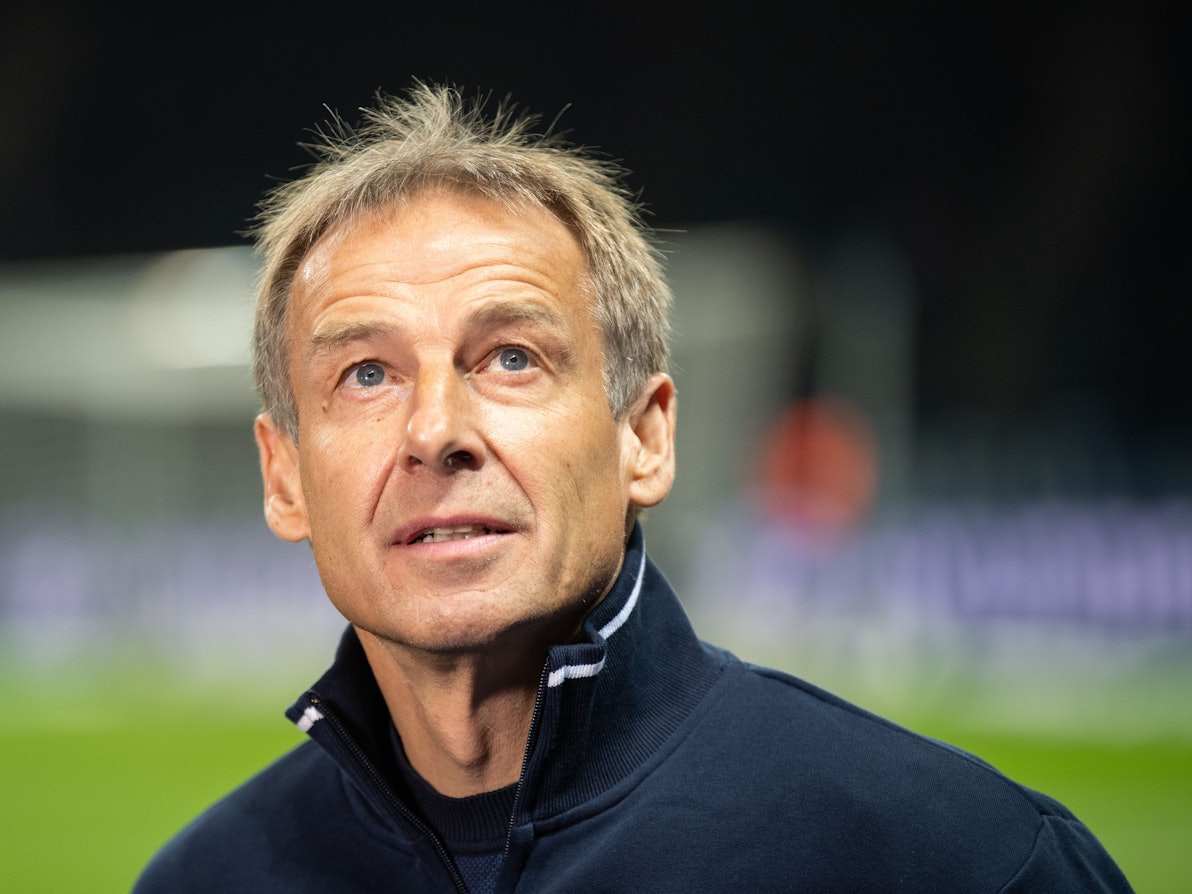 Jürgen Klinsmann schaut nach oben.