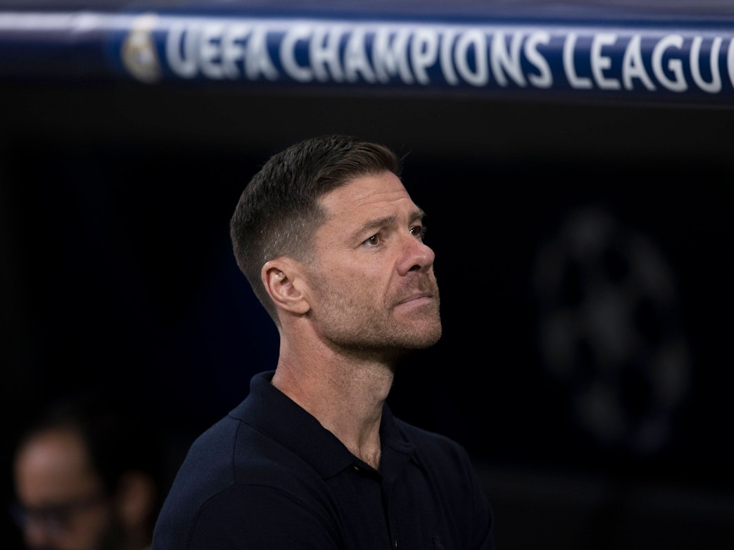 Xabi Alonso schaut enttäuscht.