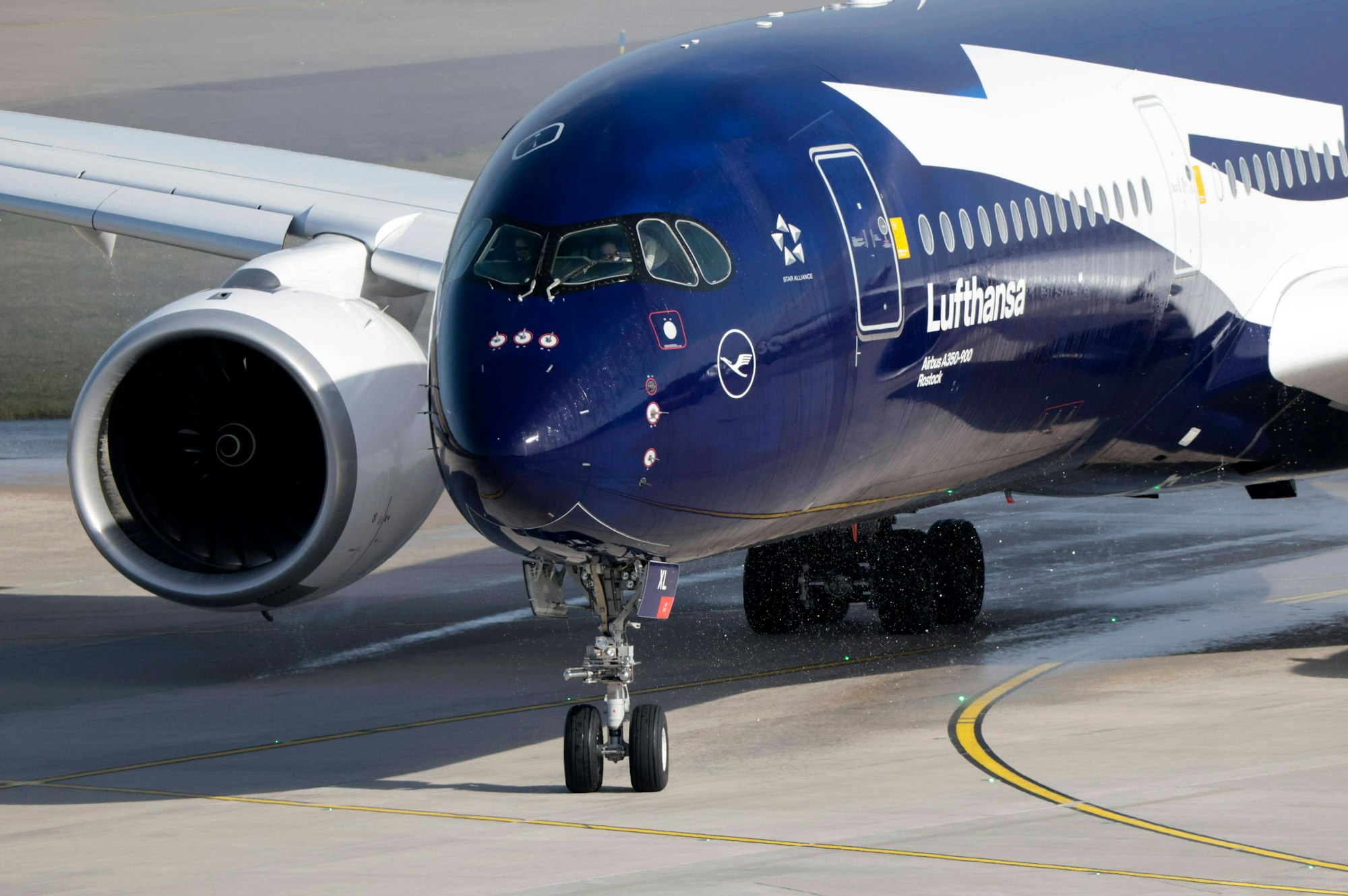 100 Jahre Lufthansa am Flughafen Köln/Bonn, das wird mit einer besonderen Lackierung gefeiert.