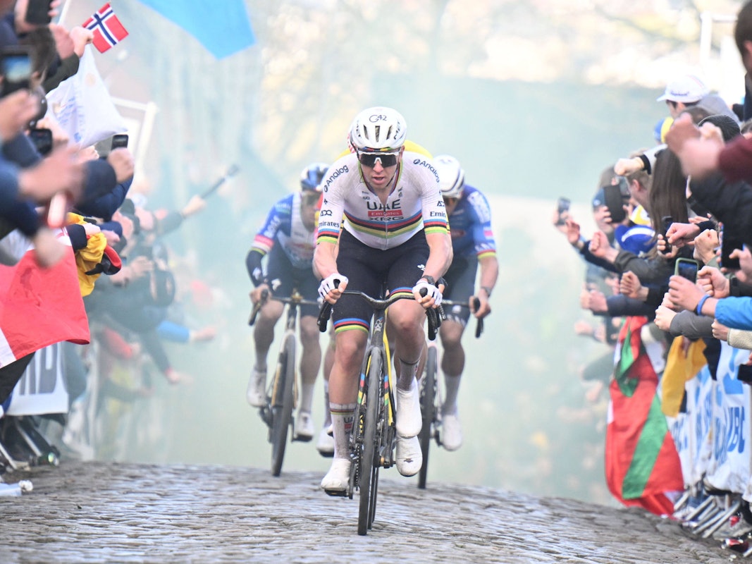 Tadej Pogacar fährt das Kopfsteinpflaster hoch.