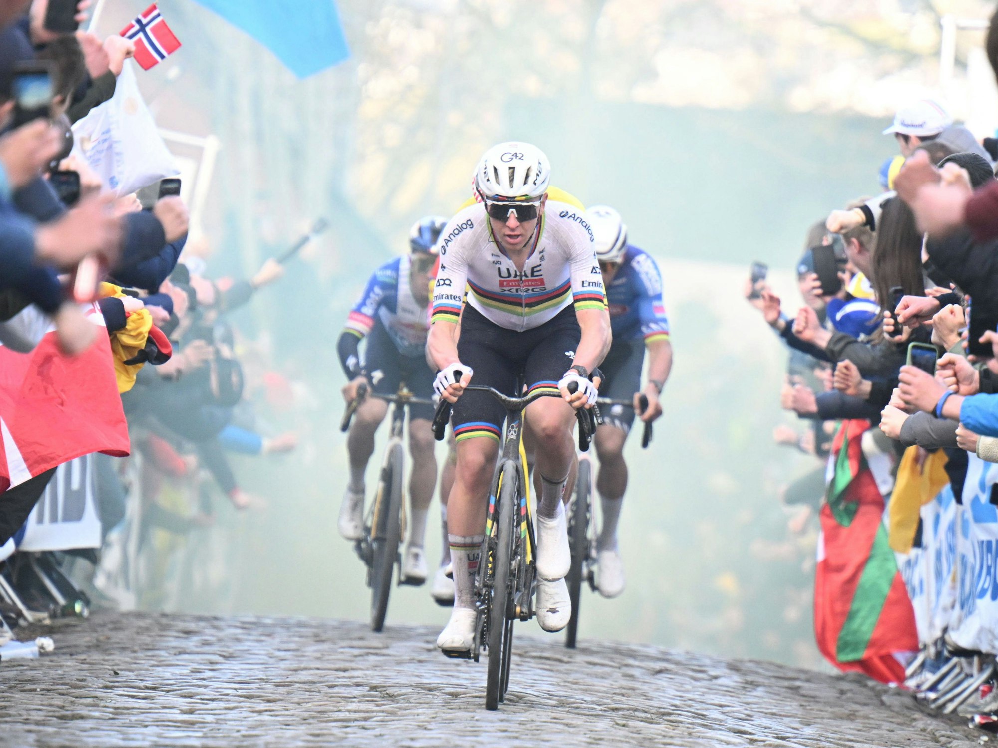 Tadej Pogacar fährt das Kopfsteinpflaster hoch.