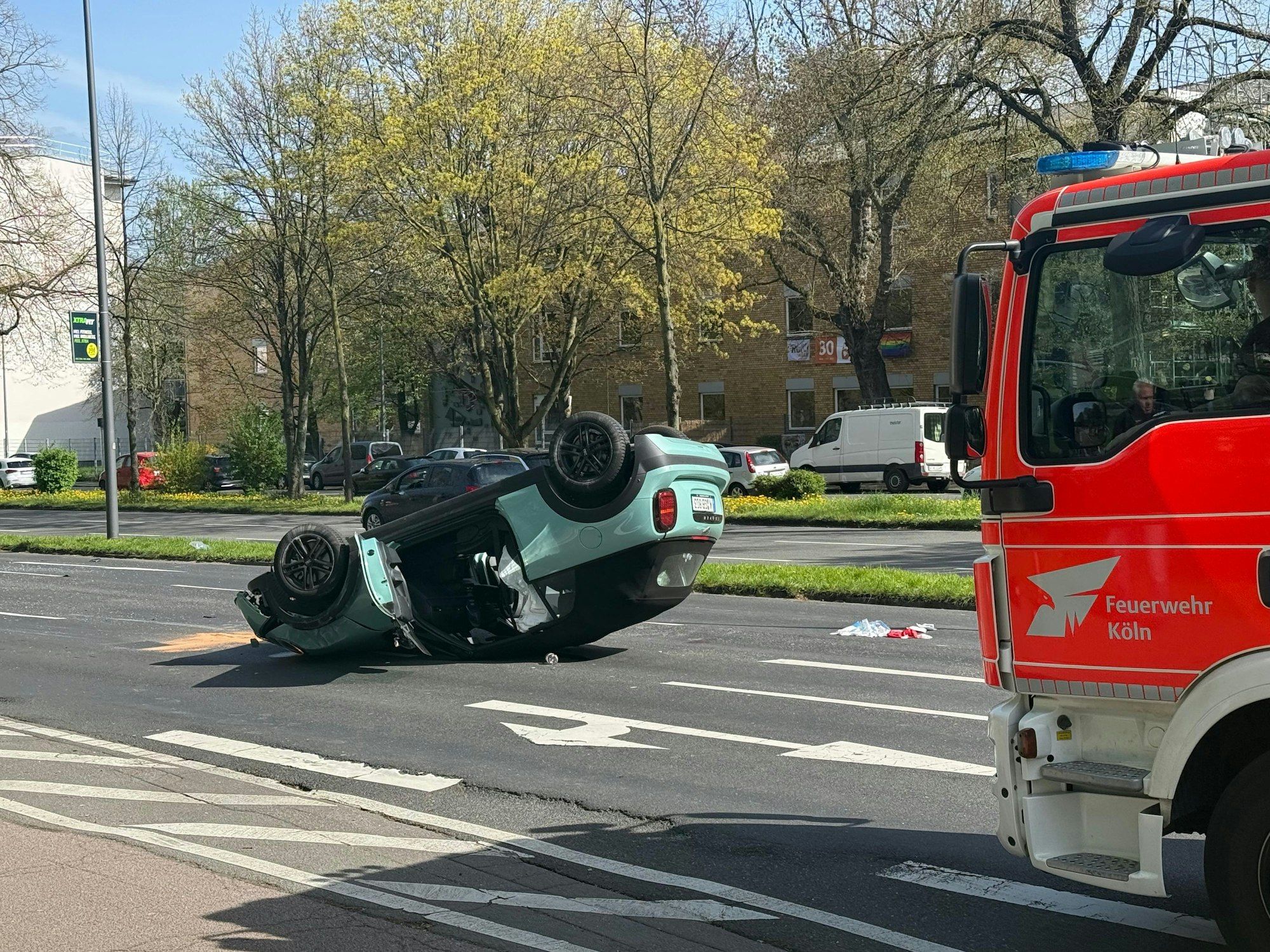 Ein Kleinwagen auf der Inneren Kanalstraße überschlägt sich.