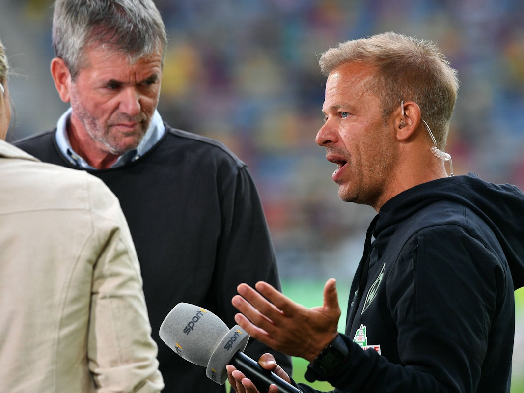 Markus Anfang steht neben Friedhelm Funkel.