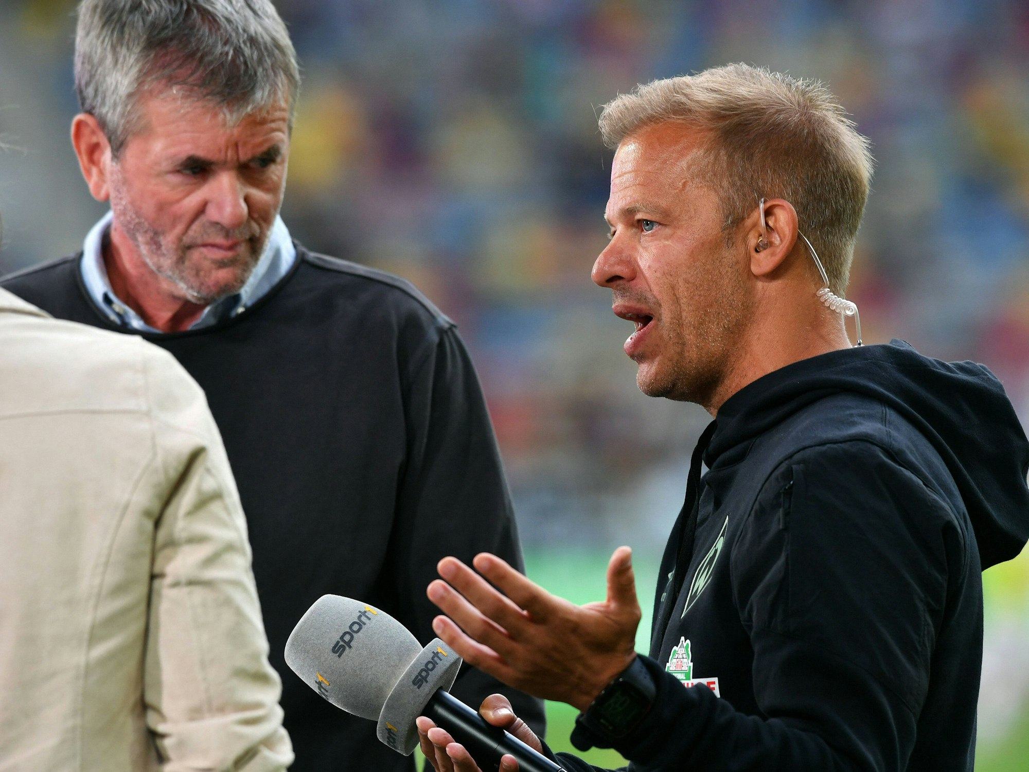 Markus Anfang steht neben Friedhelm Funkel.