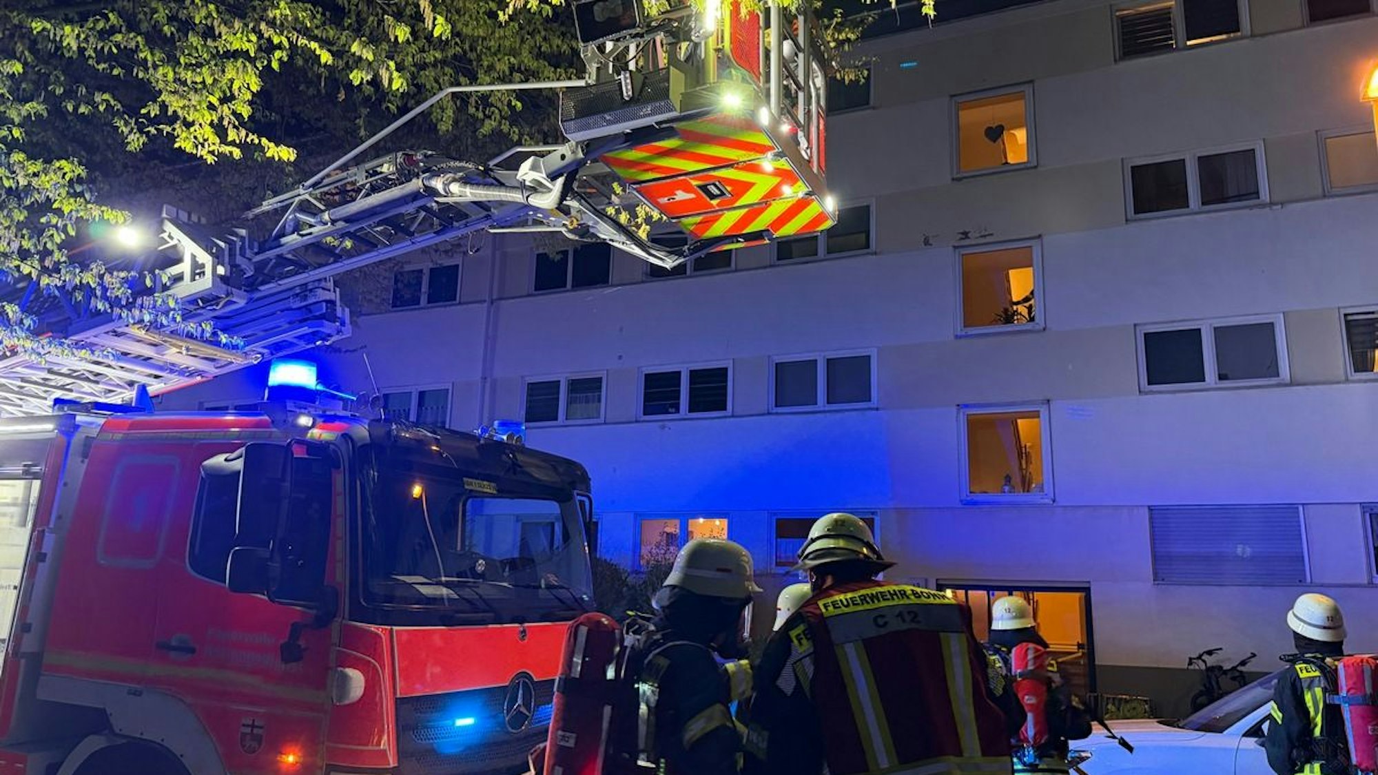 Feuerwehrleute im Einsatz bei einem Wohnungsbrand. (Symbolbild)