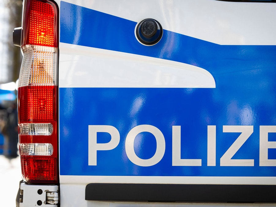 Polizeifahrzeug mit „POLIZEI“-Schriftzug
