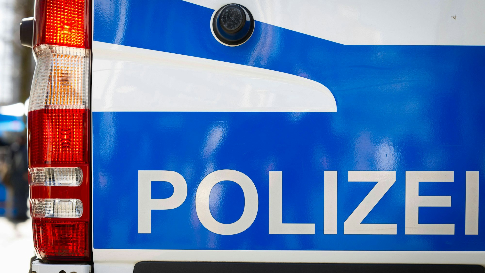Polizeifahrzeug mit „POLIZEI“-Schriftzug
