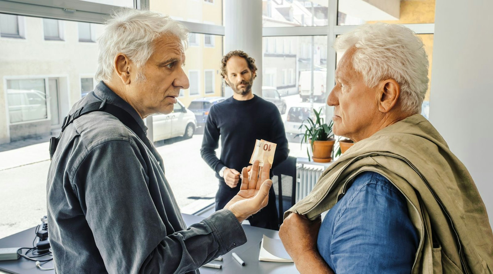 In einer Gastrolle unterstützte Maximilian Schafroth als Passfälscher (Mitte) die beiden Münchner Ex-Kommissare Leitmayr (Udo Wachtveitl, links) und Batic (Miroslav Nemec). (Bild: BR/NEUESUPER GmbH/Hendrik Heiden)