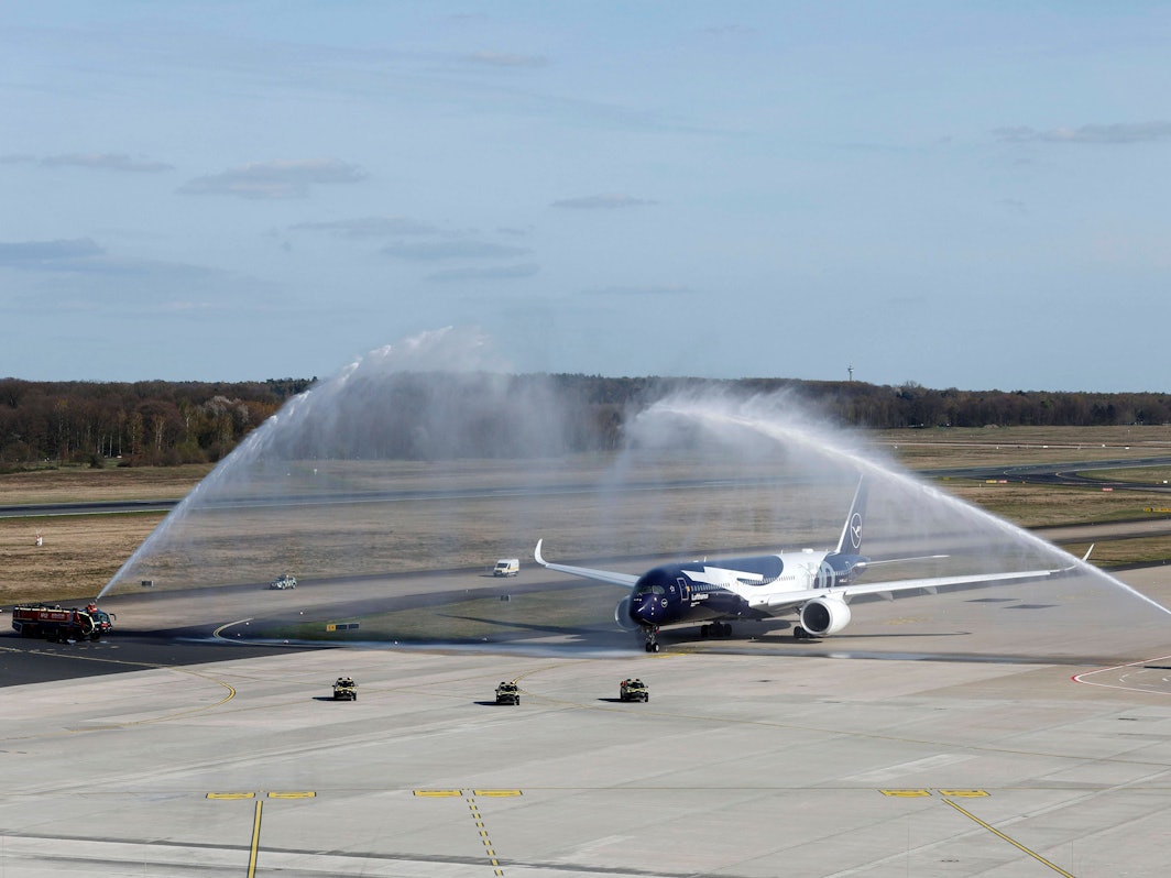 Die Airbus A350-900 bei der Ankunft am Flughafen Köln Bonn.