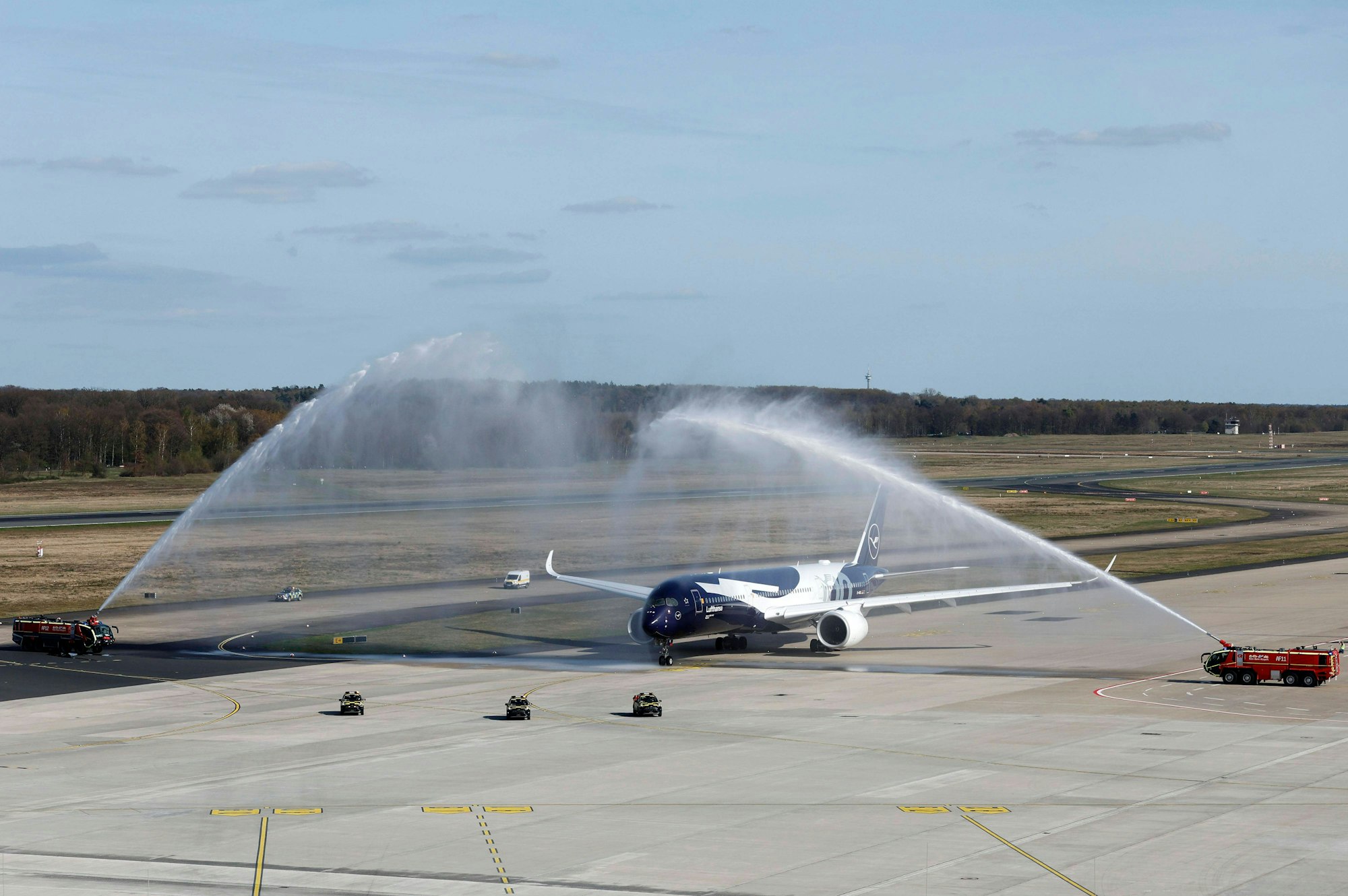 Die Airbus A350-900 bei der Ankunft am Flughafen Köln Bonn.