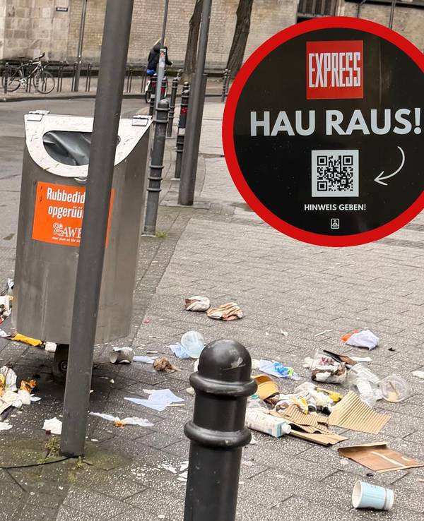 Auf der Breite Straße in Köln liegt Müll um einen Abfalleimer herum verteilt (Archivfoto).