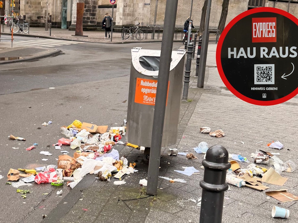 Auf der Breite Straße in Köln liegt Müll um einen Abfalleimer herum verteilt (Archivfoto).