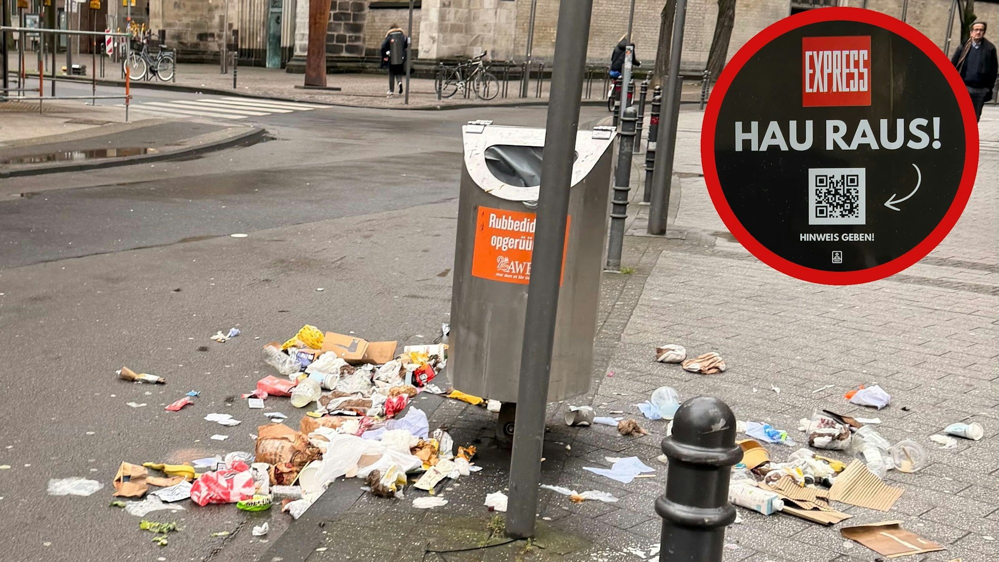 Auf der Breite Straße in Köln liegt Müll um einen Abfalleimer herum verteilt (Archivfoto).