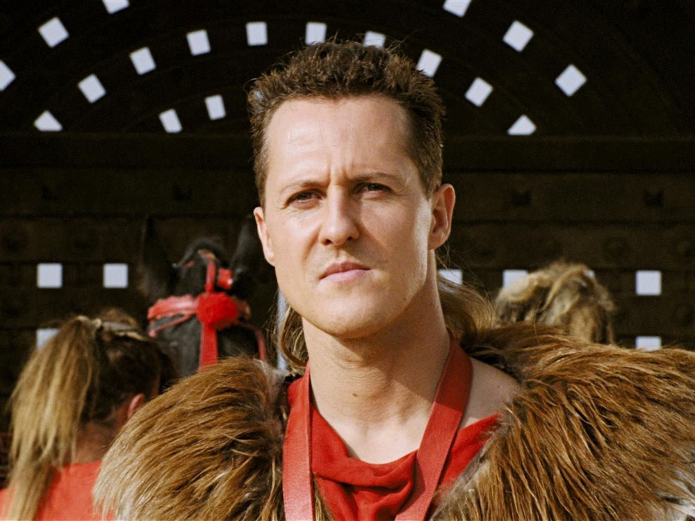 Michael Schumacher spielt in „Asterix bei den Olympischen Spielen“ den Rennfahrer Schumix. (Bild: Constantin Film)