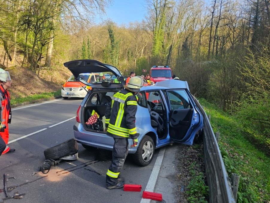 Zwei Unfallautos stehen stark beschädigt auf der L331.