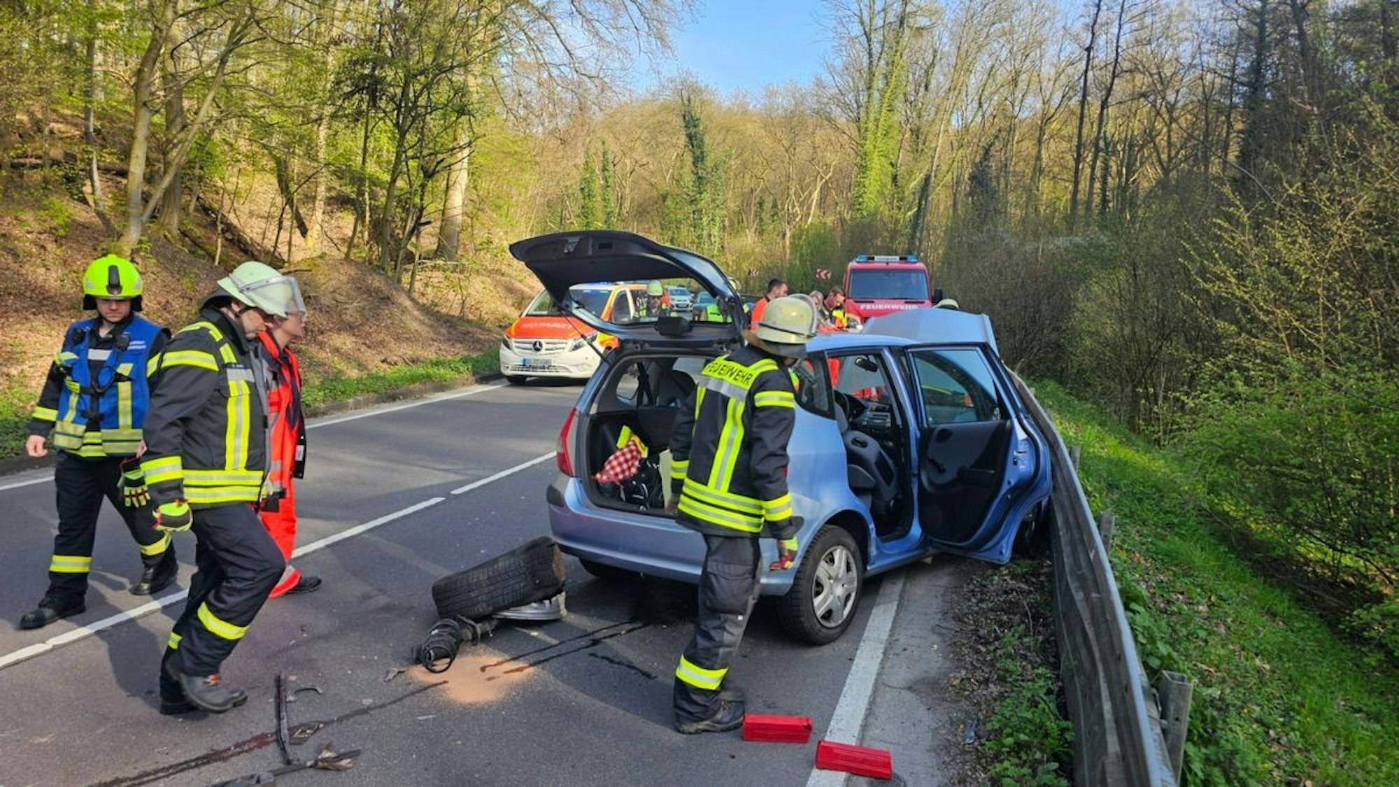 Zwei Unfallautos stehen stark beschädigt auf der L331.
