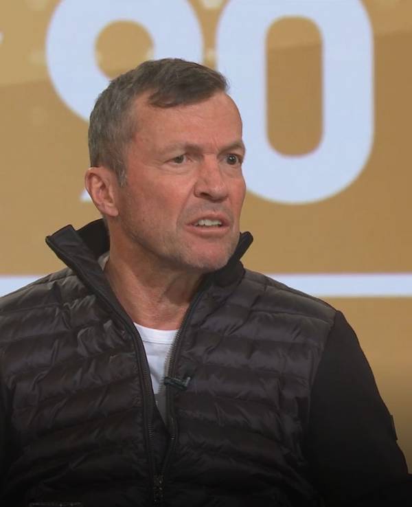 Lothar Matthäus spricht im TV-Studio von Sky90.