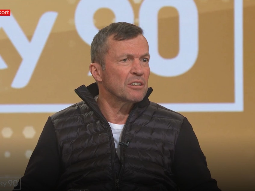 Lothar Matthäus spricht im TV-Studio von Sky90.