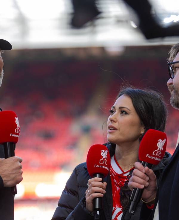 Jürgen Klopp gibt auf dem Platz an der Anfield Road ein Interview.